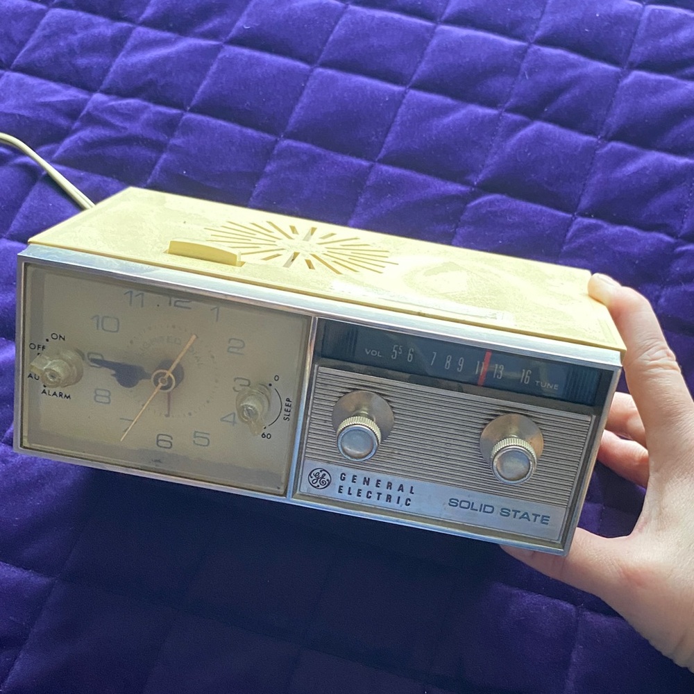 General Electric Solid State AM Clock Radio - vintage aged cream & silver